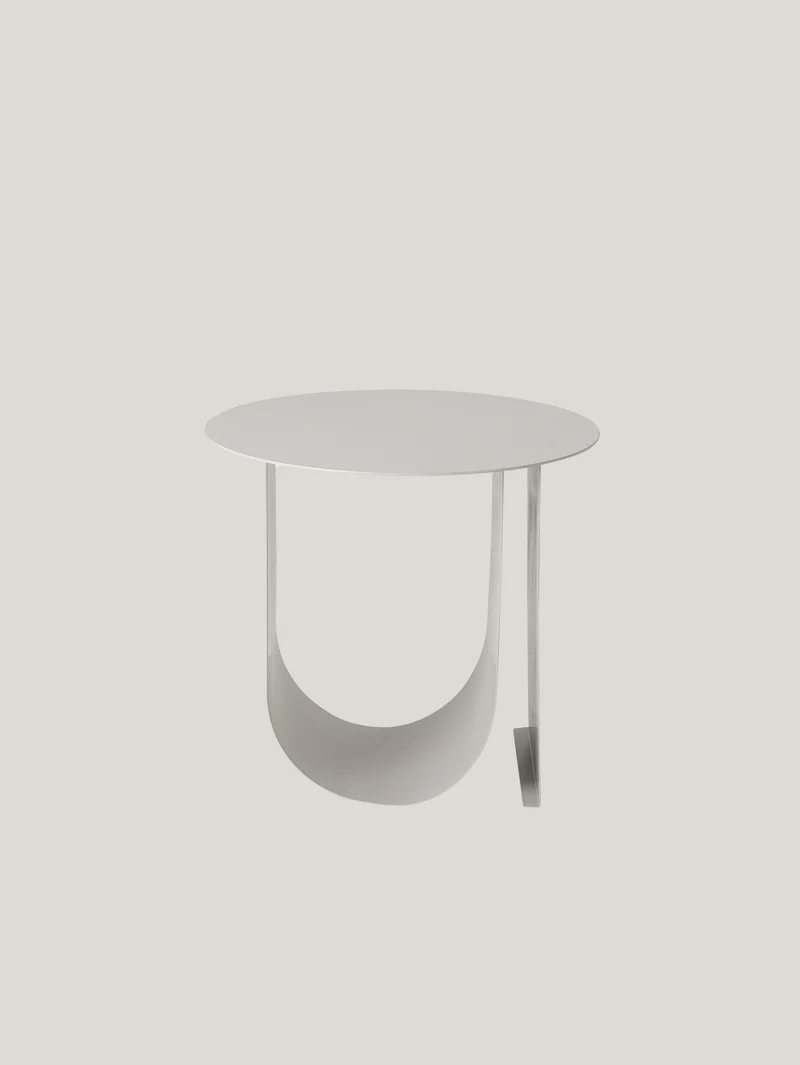 Jolie table basse scandinave en métal avec espace porte-revues gris clair