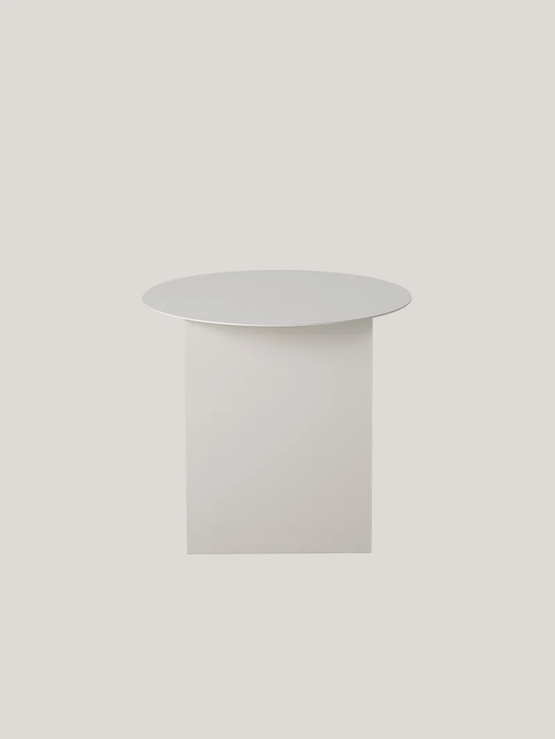 Jolie table basse scandinave en métal avec espace porte-revues gris clair
