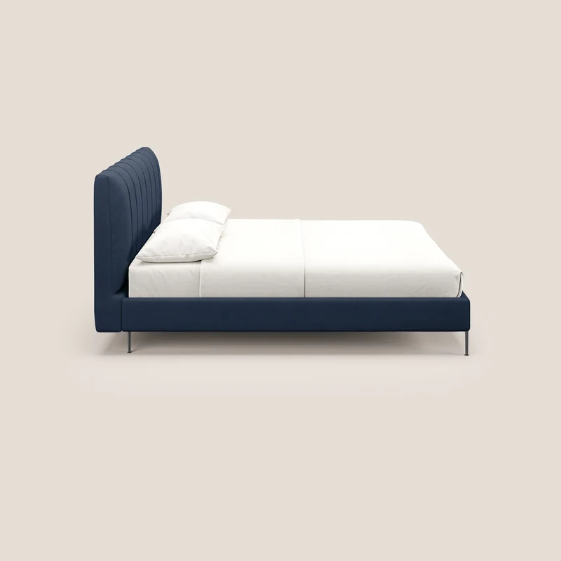 Calliope lit rembourré aux pieds hauts complètement déhoussable en tissu détachable T17 bleu