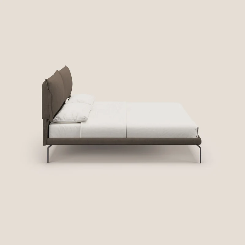Bice lit rembourré avec coussins et pieds noirs en métal en tissu imperméable T02 marron