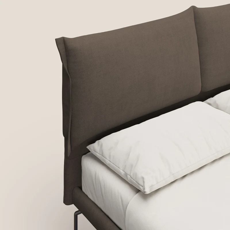 Bice lit rembourré avec coussins et pieds noirs en métal en tissu imperméable T02 marron