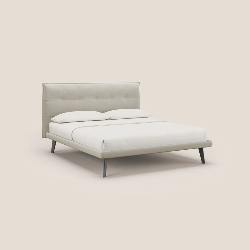 Brigitte lit avec tête de lit matelassée pieds hauts foncés et tissu imperméable T09 beige