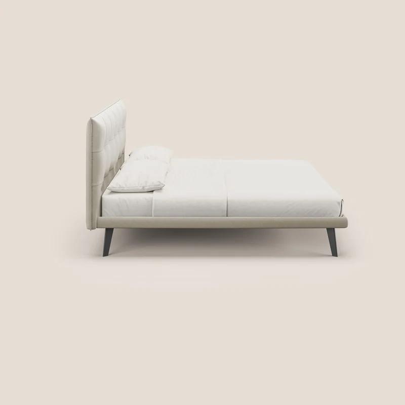 Brigitte lit avec tête de lit matelassée pieds hauts foncés et tissu imperméable T09 beige