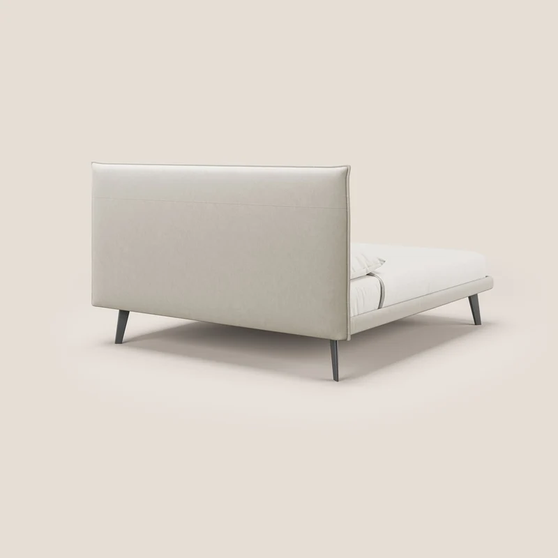 Brigitte lit avec tête de lit matelassée pieds hauts foncés et tissu imperméable T09 beige