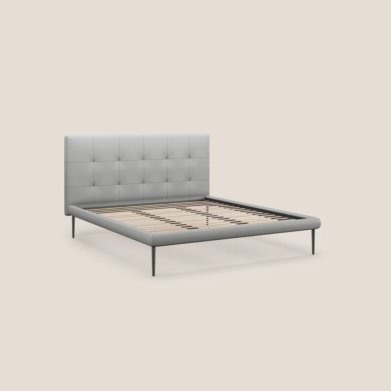 Midori lit rembourré capitonné avec pieds hauts en similicuir T04 gris clair