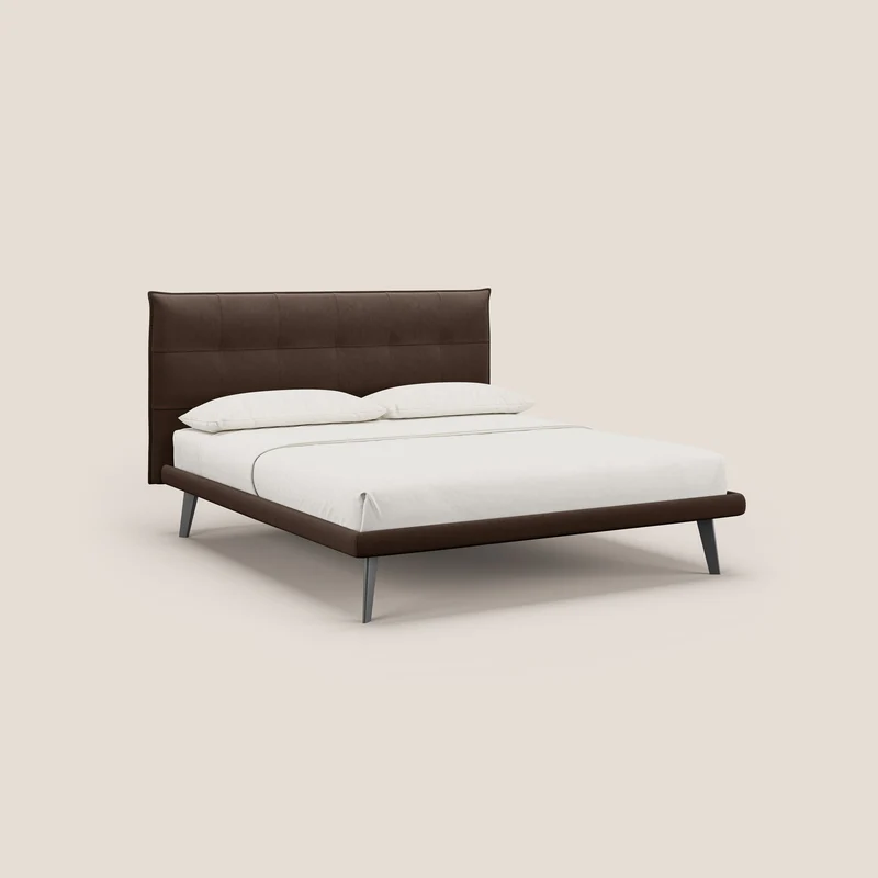 Brigitte lit avec tête de lit matelassée pieds hauts foncés et tissu imperméable T09 marron