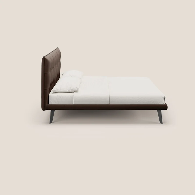 Brigitte lit avec tête de lit matelassée pieds hauts foncés et tissu imperméable T09 marron
