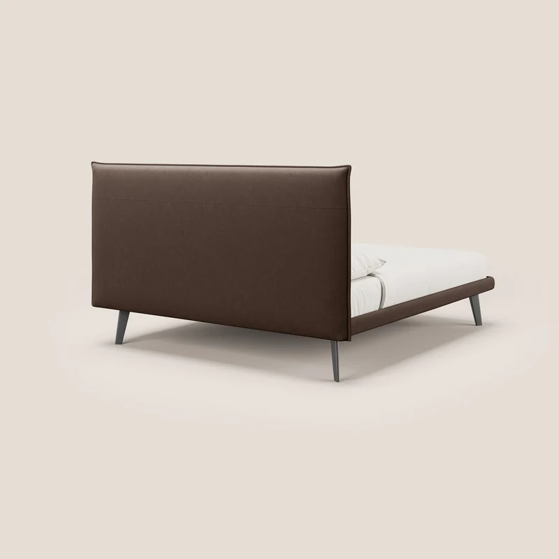 Brigitte lit avec tête de lit matelassée pieds hauts foncés et tissu imperméable T09 marron