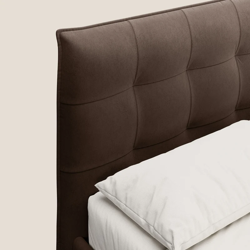 Brigitte lit avec tête de lit matelassée pieds hauts foncés et tissu imperméable T09 marron
