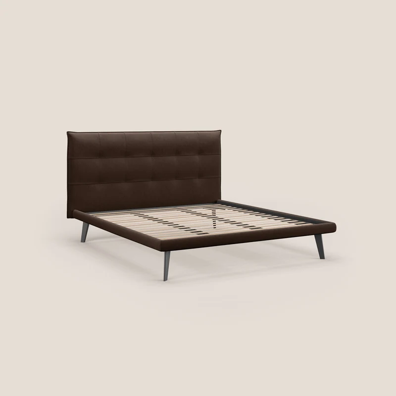 Brigitte lit avec tête de lit matelassée pieds hauts foncés et tissu imperméable T09 marron
