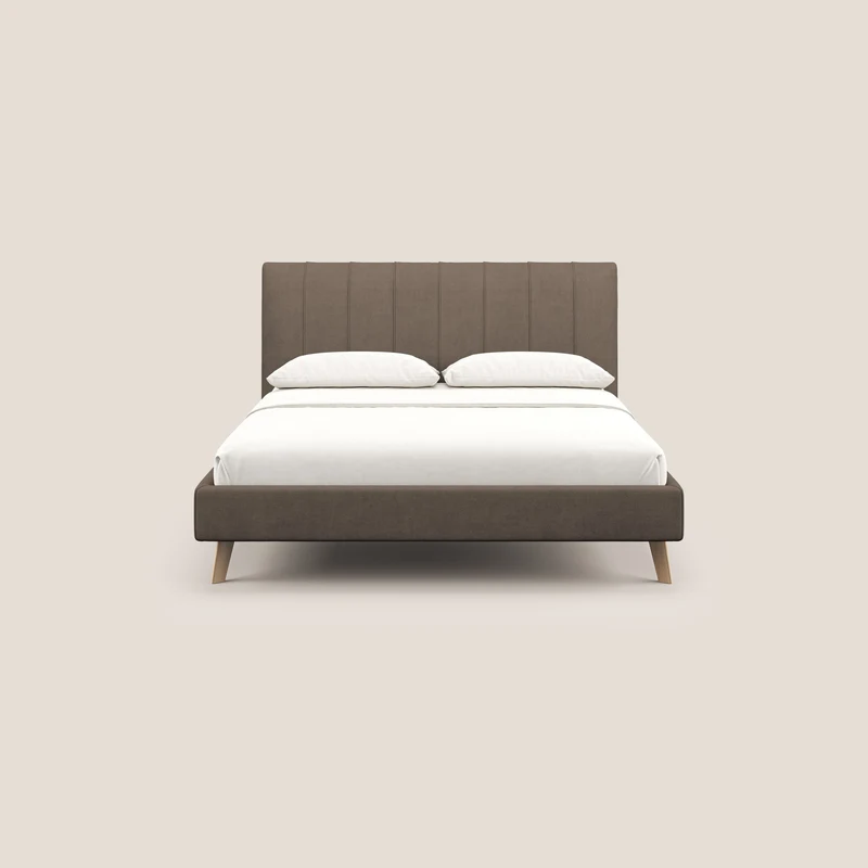 Selene lit rembourré avec pieds bois naturel déhoussable en tissu imperméable T02 marron