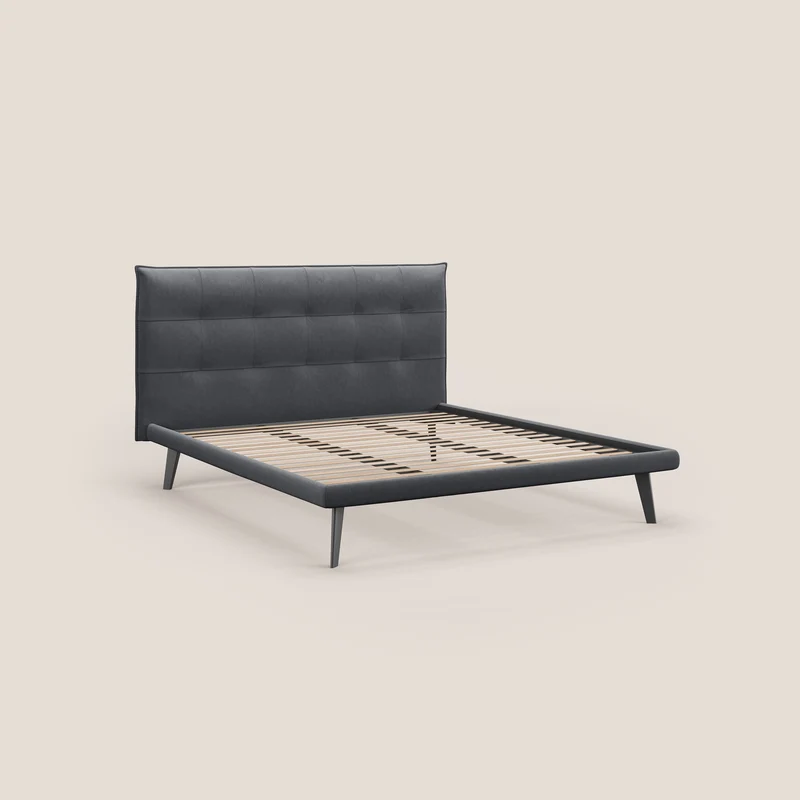 Brigitte lit avec tête de lit matelassée pieds hauts foncés et tissu imperméable T09 gris