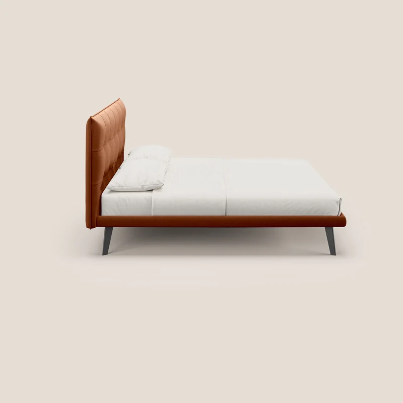 Brigitte lit avec tête de lit matelassée pieds hauts foncés et tissu imperméable T09 rouille