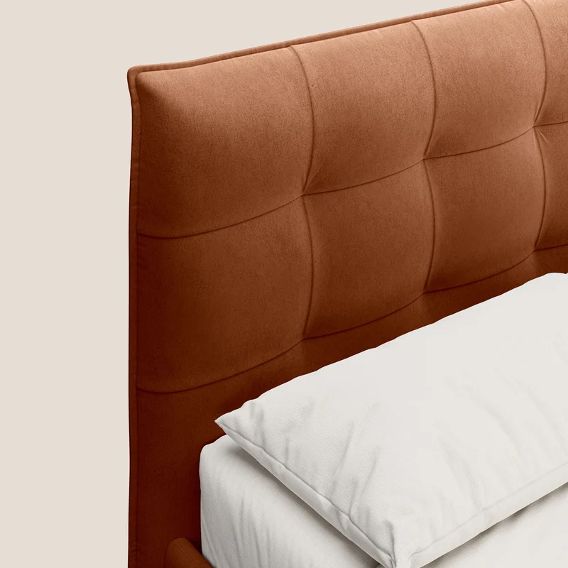Brigitte lit avec tête de lit matelassée pieds hauts foncés et tissu imperméable T09 rouille