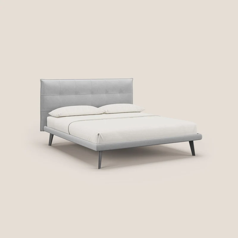Brigitte lit avec tête de lit matelassée pieds hauts foncés et tissu imperméable T09 gris clair