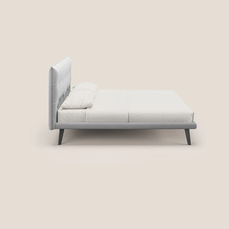 Brigitte lit avec tête de lit matelassée pieds hauts foncés et tissu imperméable T09 gris clair