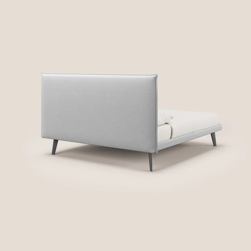 Brigitte lit avec tête de lit matelassée pieds hauts foncés et tissu imperméable T09 gris clair