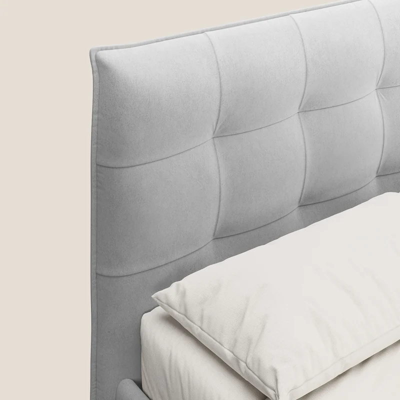 Brigitte lit avec tête de lit matelassée pieds hauts foncés et tissu imperméable T09 gris clair