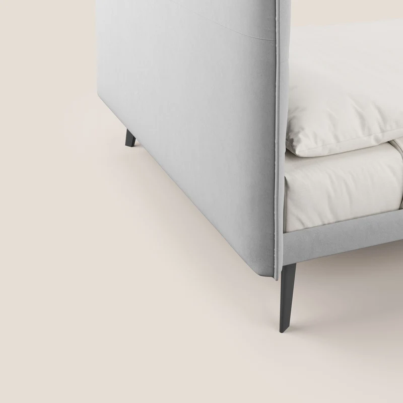 Brigitte lit avec tête de lit matelassée pieds hauts foncés et tissu imperméable T09 gris clair