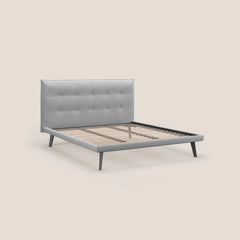 Brigitte lit avec tête de lit matelassée pieds hauts foncés et tissu imperméable T09 gris clair