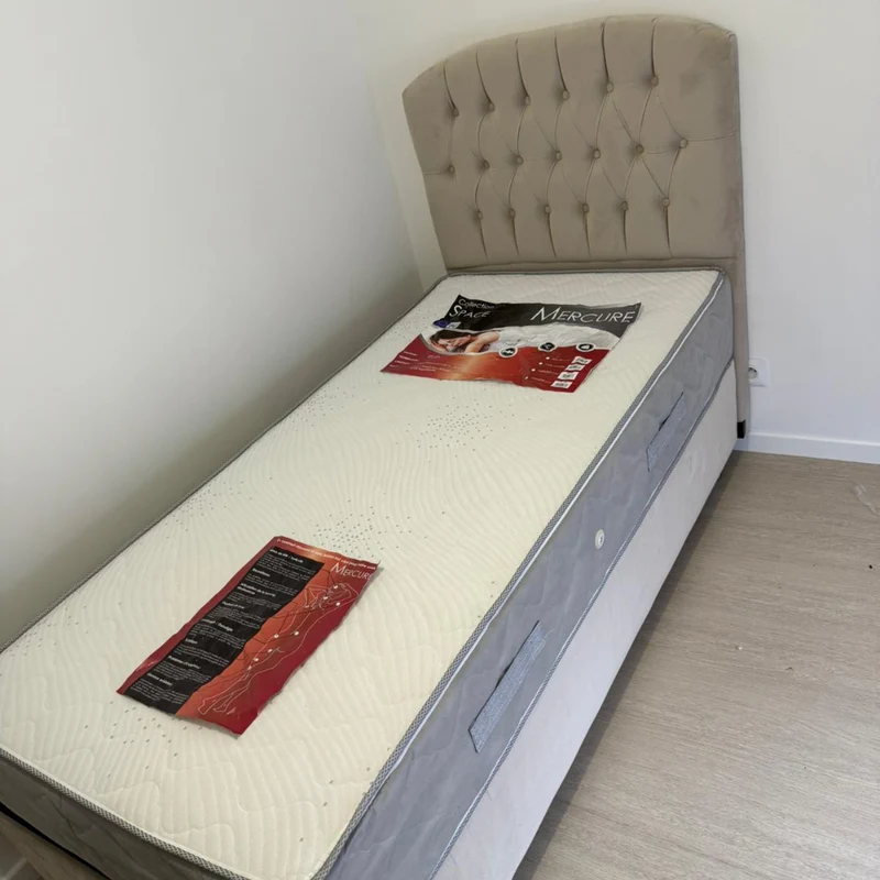 Lit coffre simple capitonné velours beige