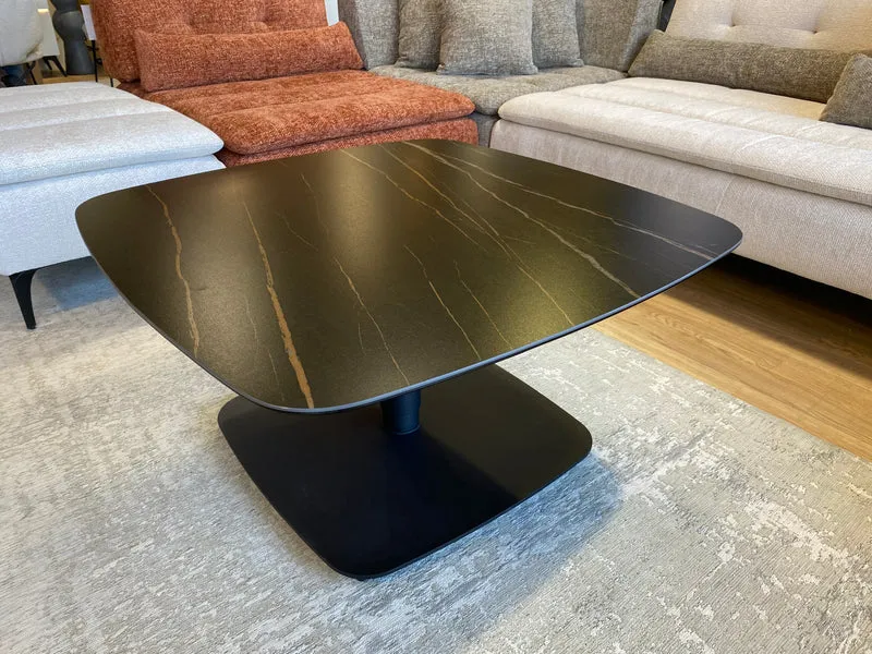 Table basse relevable en céramique – Concept