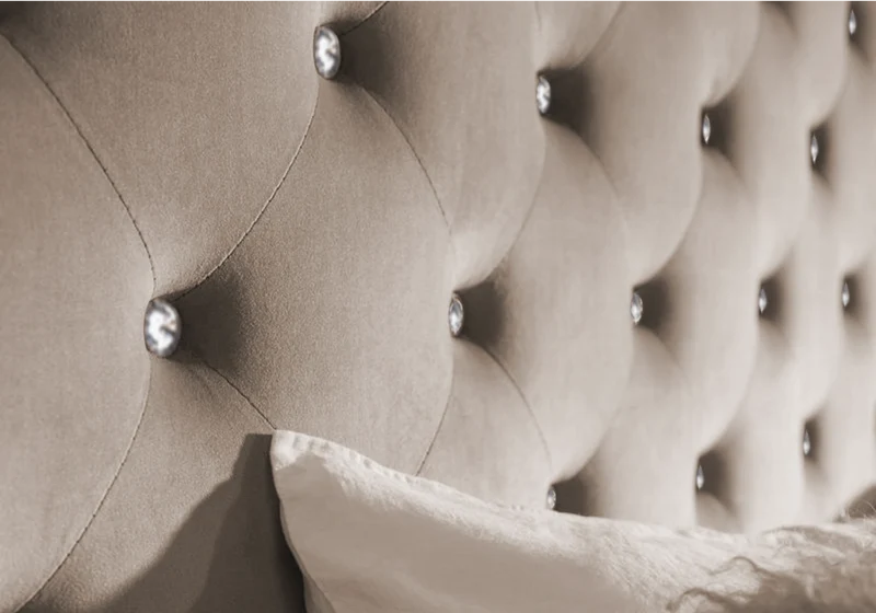 Lit double capitonné en velours taupe avec strass - Anis