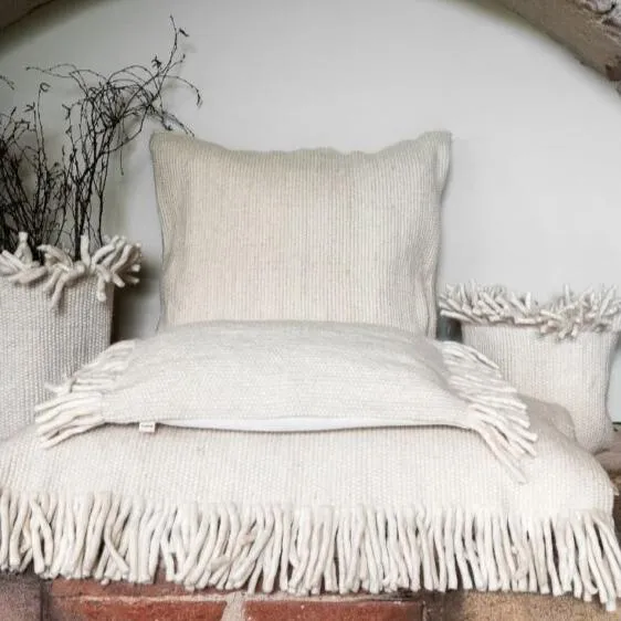 Coussin frangé en laine