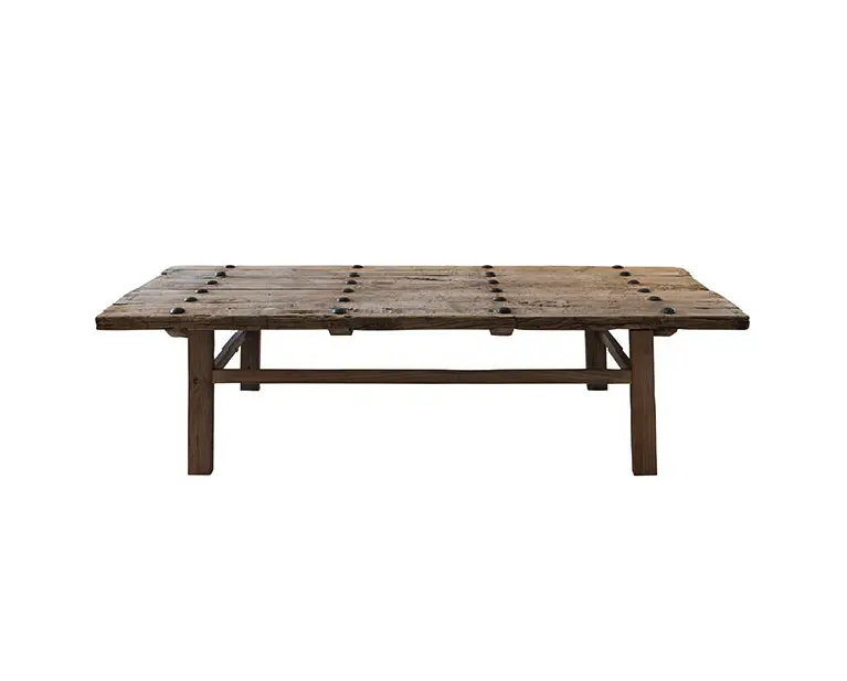 Table basse en bois de vieille porte à clous