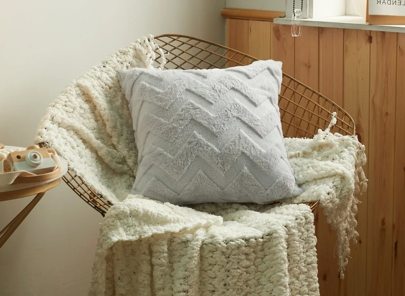 Coussin carré 45x45 cm en tissu doux motif chevron gris clair HARRY
