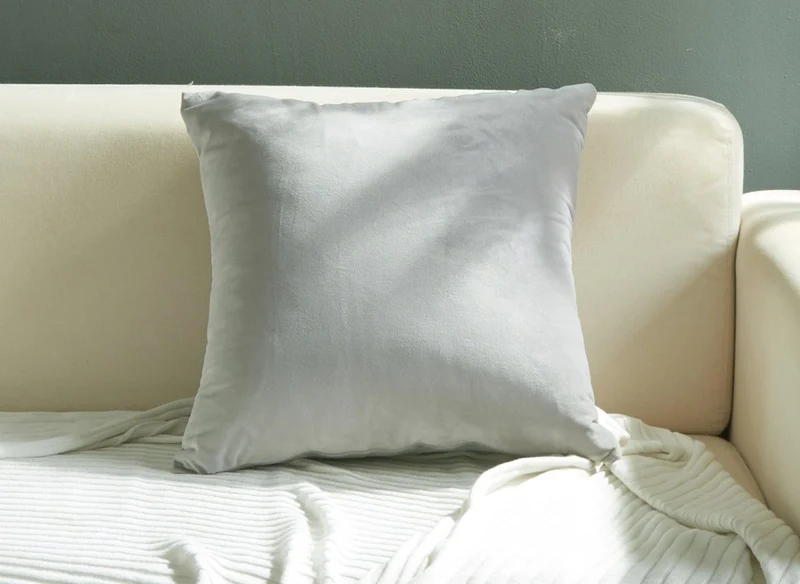 Coussin carré 45x45cm en velours gris clair TYGA