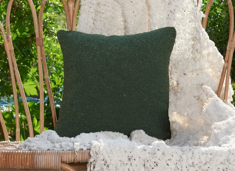 Coussin carré 45x45 cm en tissu effet peau de mouton vert EDEN