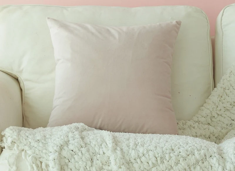 Coussin carré 45x45cm en velours rose TYGA