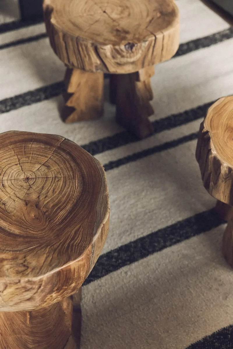 tabouret en bois arqué