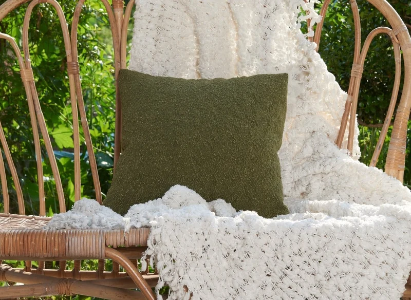 Coussin carré 45x45 cm en tissu effet peau de mouton vert olive EDEN