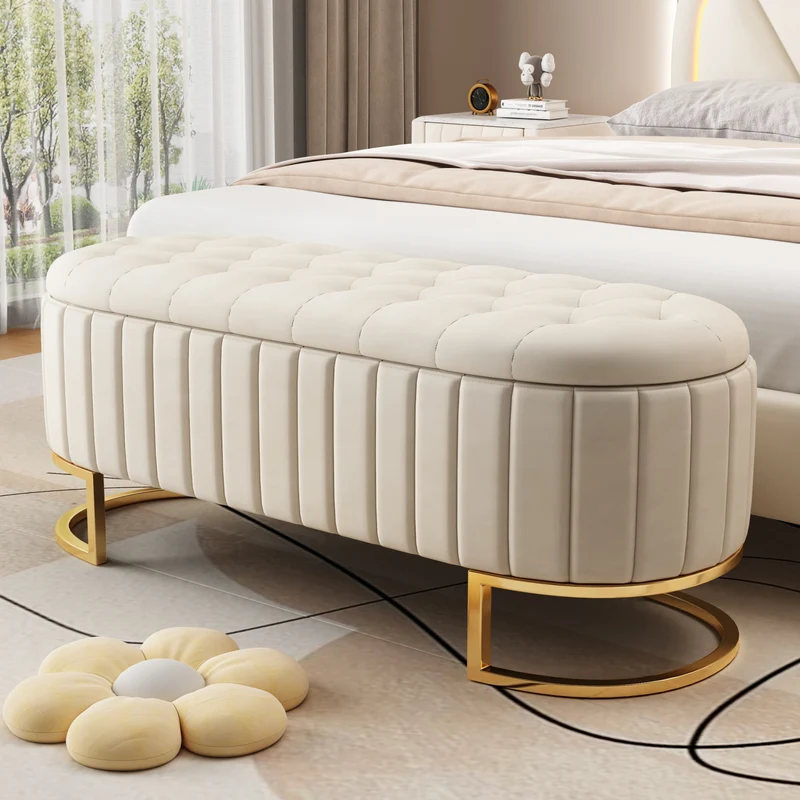 Banquette pouf capitonné en velours beige avec pieds dorés RIFTRYLATHYN