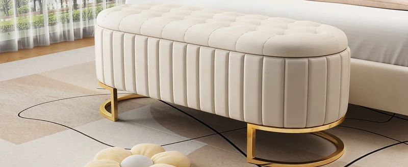 Banquette pouf capitonné en velours beige avec pieds dorés RIFTRYLATHYN