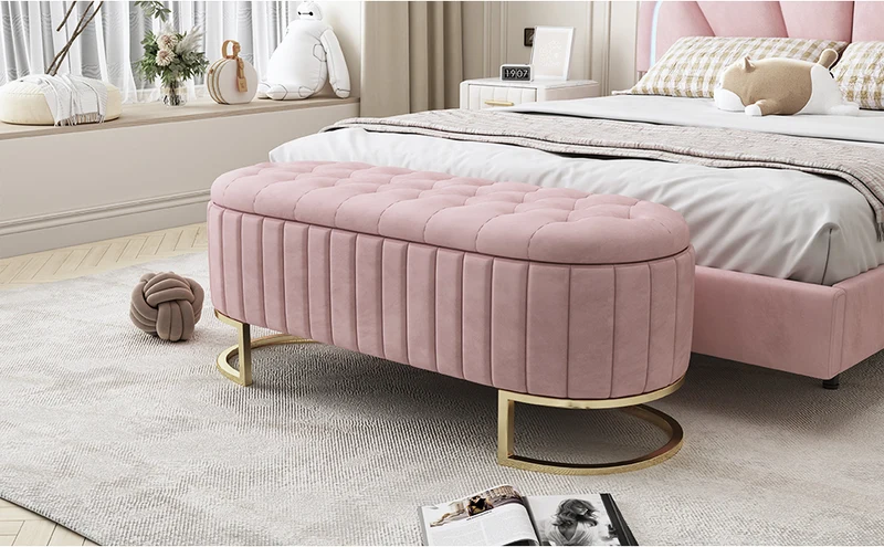 Banquette pouf capitonné en velours rose avec pieds dorés RIFTVORNATHYN