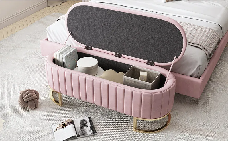 Banquette pouf capitonné en velours rose avec pieds dorés RIFTVORNATHYN
