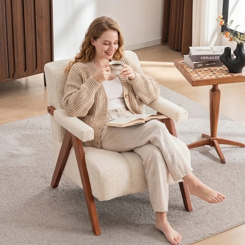 Fauteuil rétro en tissu bouclé beige avec pieds en chêne massif ITALIAN TABLE