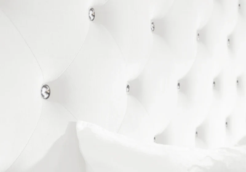 Lit double capitonné en velours blanc avec strass - Anis