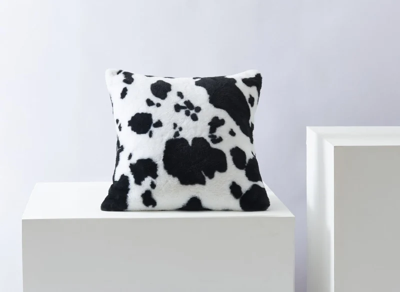 Coussin carré 45x45 cm en tissu poils effet peau de vache noir et blanc SAKINA