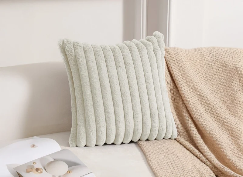 Coussin carré en velours côtelé effet fourrure beige 45x45 cm URBAIN