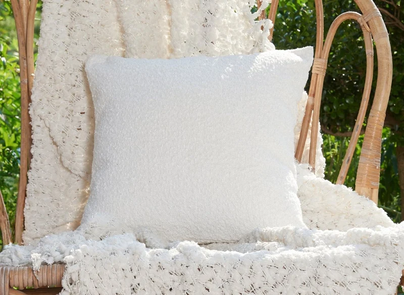 Coussin carré 45x45 cm en tissu effet peau de mouton blanc écru EDEN