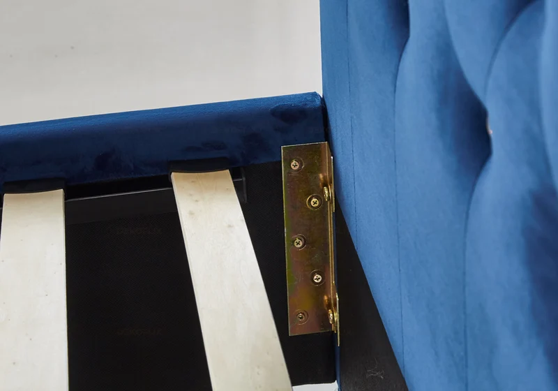 Lit double capitonné en velours bleu avec strass - Anis