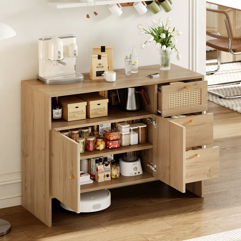 Buffet effet bois naturel avec rotin, portes, tiroirs et poignées dorées 105x40x76cm ALUMINUMPANEL